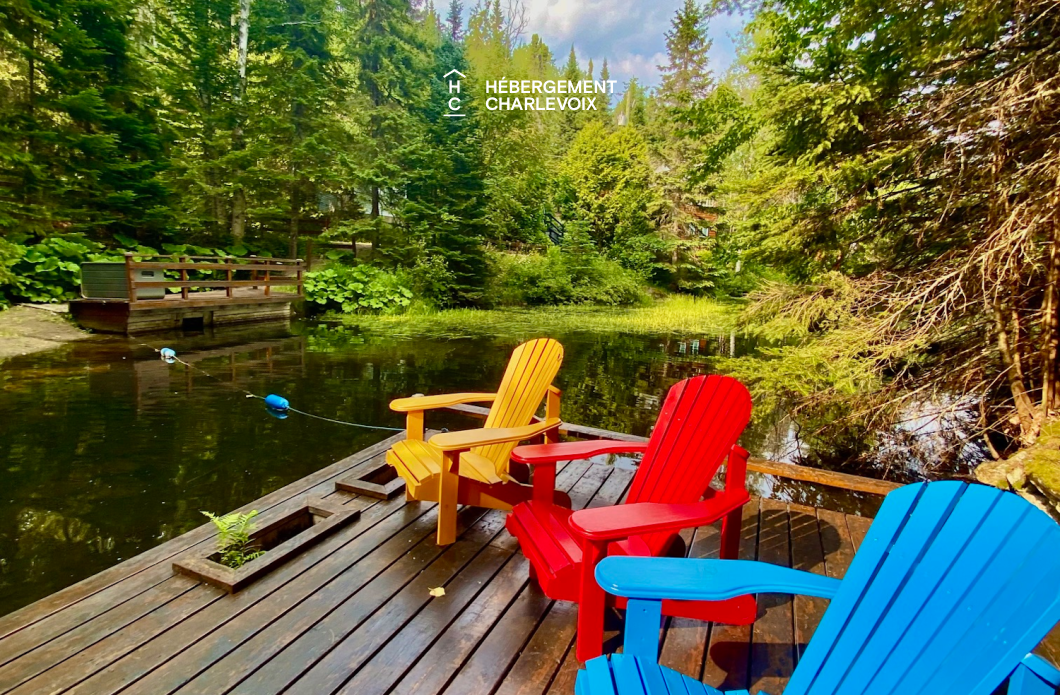 NIF-256 - Cottage on the edge of a lake with trail, waterfall and pond